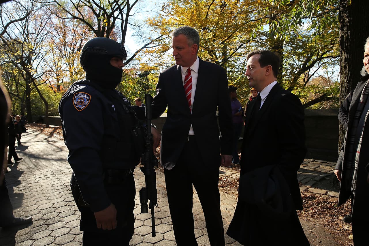 El dolor tras los atentados terroristas ocurridos este viernes en París es palpable en NY en donde cientos de personas, tanto en el Consulado francés como en la plaza Washington Square Park, se reunieron para honrar la memoria de las más de 100 víctimas fatales. El alcalde Bill de Blasio participó en una vigilia, junto al cónsul francés, Bertrand Lortholary, en donde reafirmó el apoyo de los neoyorquinos al pueblo galo.