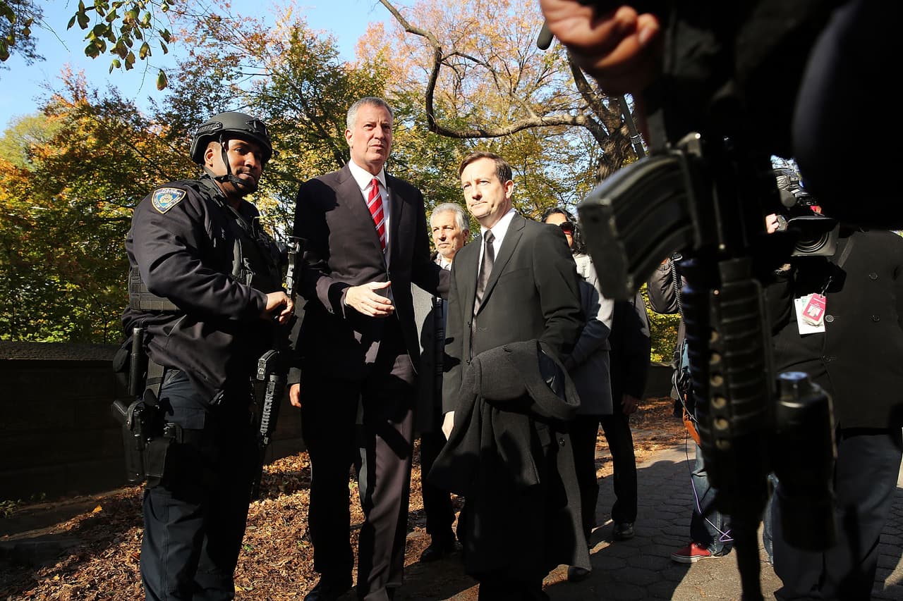 El dolor tras los atentados terroristas ocurridos este viernes en París es palpable en NY en donde cientos de personas, tanto en el Consulado francés como en la plaza Washington Square Park, se reunieron para honrar la memoria de las más de 100 víctimas fatales. El alcalde Bill de Blasio participó en una vigilia, junto al cónsul francés, Bertrand Lortholary, en donde reafirmó el apoyo de los neoyorquinos al pueblo galo.