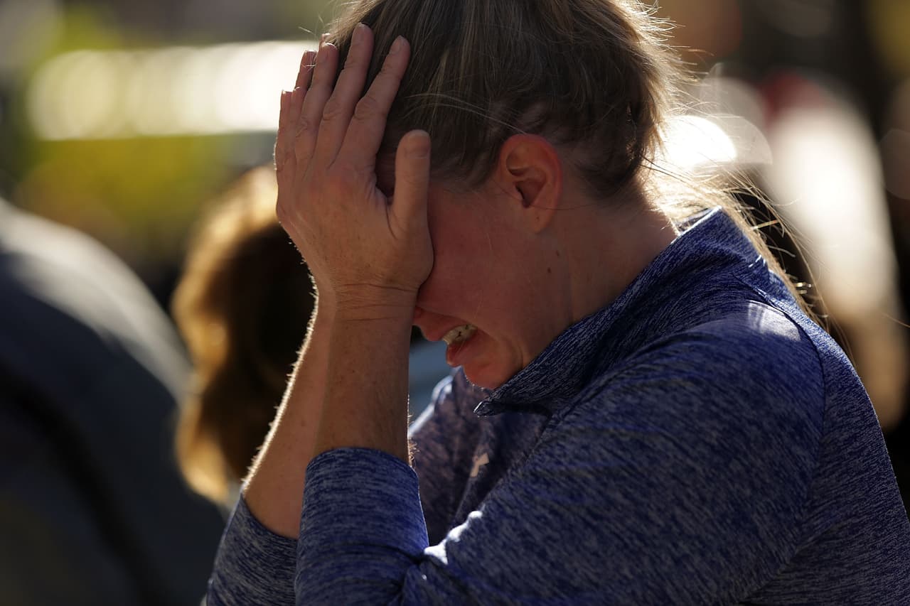 El dolor tras los atentados terroristas ocurridos este viernes en París es palpable en NY en donde cientos de personas, tanto en el Consulado francés como en la plaza Washington Square Park, se reunieron para honrar la memoria de las más de 100 víctimas fatales. El alcalde Bill de Blasio participó en una vigilia, junto al cónsul francés, Bertrand Lortholary, en donde reafirmó el apoyo de los neoyorquinos al pueblo galo.