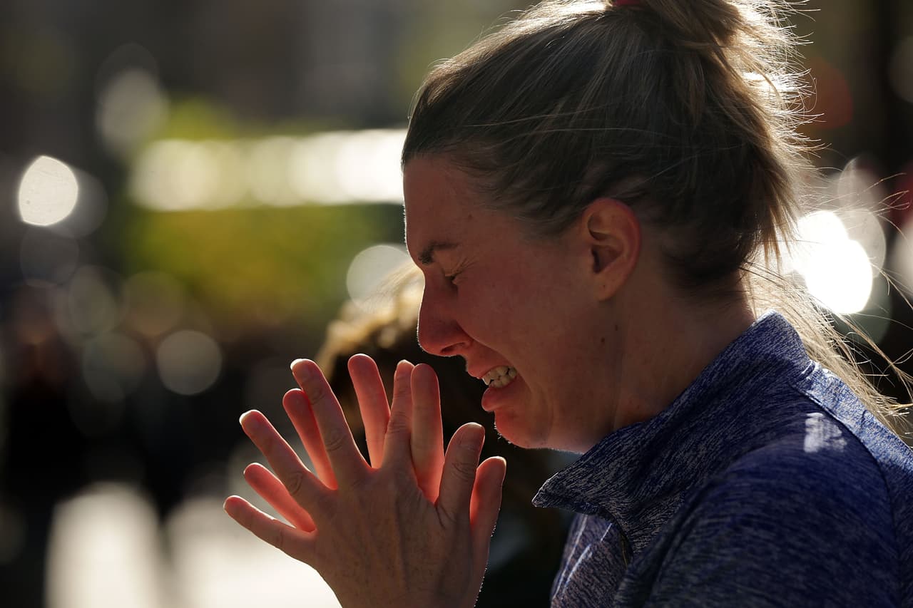 El dolor tras los atentados terroristas ocurridos este viernes en París es palpable en NY en donde cientos de personas, tanto en el Consulado francés como en la plaza Washington Square Park, se reunieron para honrar la memoria de las más de 100 víctimas fatales. El alcalde Bill de Blasio participó en una vigilia, junto al cónsul francés, Bertrand Lortholary, en donde reafirmó el apoyo de los neoyorquinos al pueblo galo.