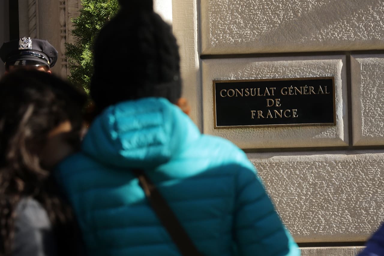 El dolor tras los atentados terroristas ocurridos este viernes en París es palpable en NY en donde cientos de personas, tanto en el Consulado francés como en la plaza Washington Square Park, se reunieron para honrar la memoria de las más de 100 víctimas fatales. El alcalde Bill de Blasio participó en una vigilia, junto al cónsul francés, Bertrand Lortholary, en donde reafirmó el apoyo de los neoyorquinos al pueblo galo.