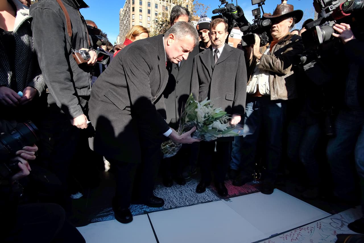 El dolor tras los atentados terroristas ocurridos este viernes en París es palpable en NY en donde cientos de personas, tanto en el Consulado francés como en la plaza Washington Square Park, se reunieron para honrar la memoria de las más de 100 víctimas fatales. El alcalde Bill de Blasio participó en una vigilia, junto al cónsul francés, Bertrand Lortholary, en donde reafirmó el apoyo de los neoyorquinos al pueblo galo.
