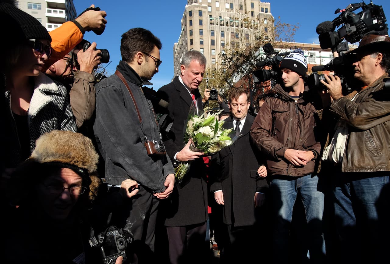 El dolor tras los atentados terroristas ocurridos este viernes en París es palpable en NY en donde cientos de personas, tanto en el Consulado francés como en la plaza Washington Square Park, se reunieron para honrar la memoria de las más de 100 víctimas fatales. El alcalde Bill de Blasio participó en una vigilia, junto al cónsul francés, Bertrand Lortholary, en donde reafirmó el apoyo de los neoyorquinos al pueblo galo.