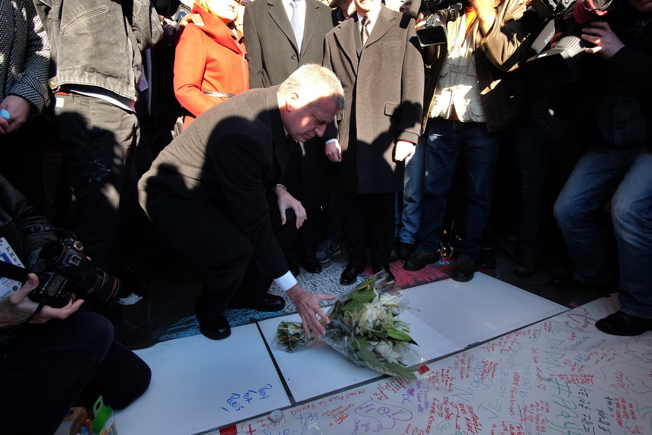 El dolor tras los atentados terroristas ocurridos este viernes en París es palpable en NY en donde cientos de personas, tanto en el Consulado francés como en la plaza Washington Square Park, se reunieron para honrar la memoria de las más de 100 víctimas fatales. El alcalde Bill de Blasio participó en una vigilia, junto al cónsul francés, Bertrand Lortholary, en donde reafirmó el apoyo de los neoyorquinos al pueblo galo.