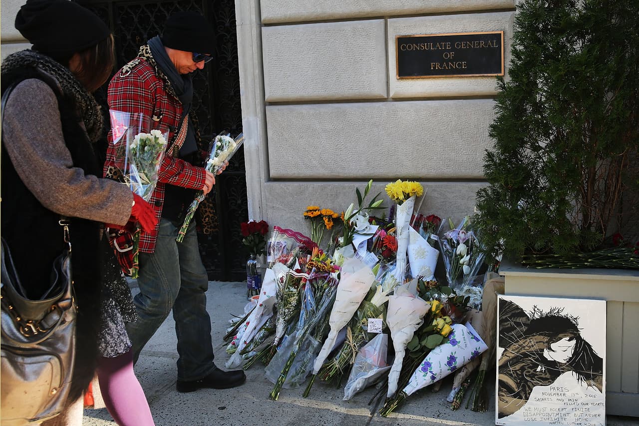 El dolor tras los atentados terroristas ocurridos este viernes en París es palpable en NY en donde cientos de personas, tanto en el Consulado francés como en la plaza Washington Square Park, se reunieron para honrar la memoria de las más de 100 víctimas fatales. El alcalde Bill de Blasio participó en una vigilia, junto al cónsul francés, Bertrand Lortholary, en donde reafirmó el apoyo de los neoyorquinos al pueblo galo.