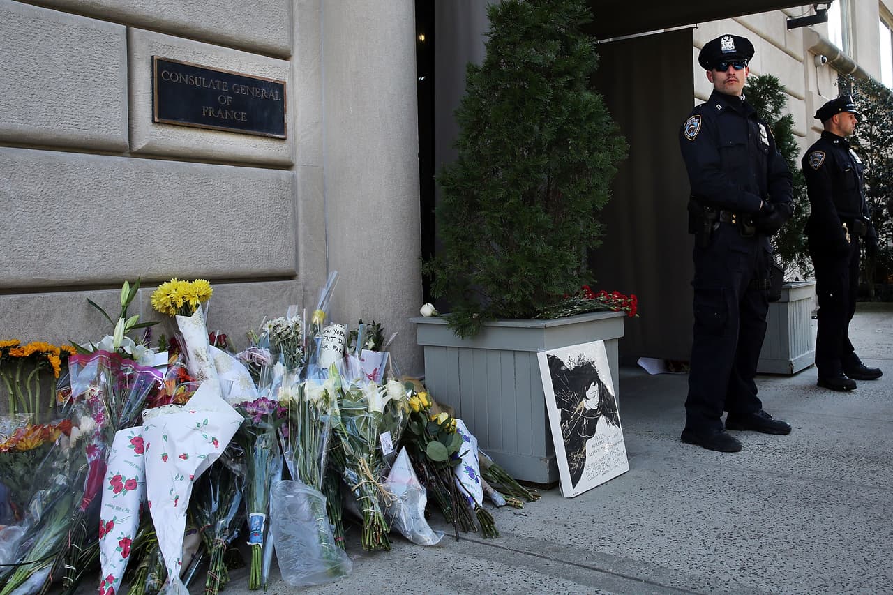 El dolor tras los atentados terroristas ocurridos este viernes en París es palpable en NY en donde cientos de personas, tanto en el Consulado francés como en la plaza Washington Square Park, se reunieron para honrar la memoria de las más de 100 víctimas fatales. El alcalde Bill de Blasio participó en una vigilia, junto al cónsul francés, Bertrand Lortholary, en donde reafirmó el apoyo de los neoyorquinos al pueblo galo.