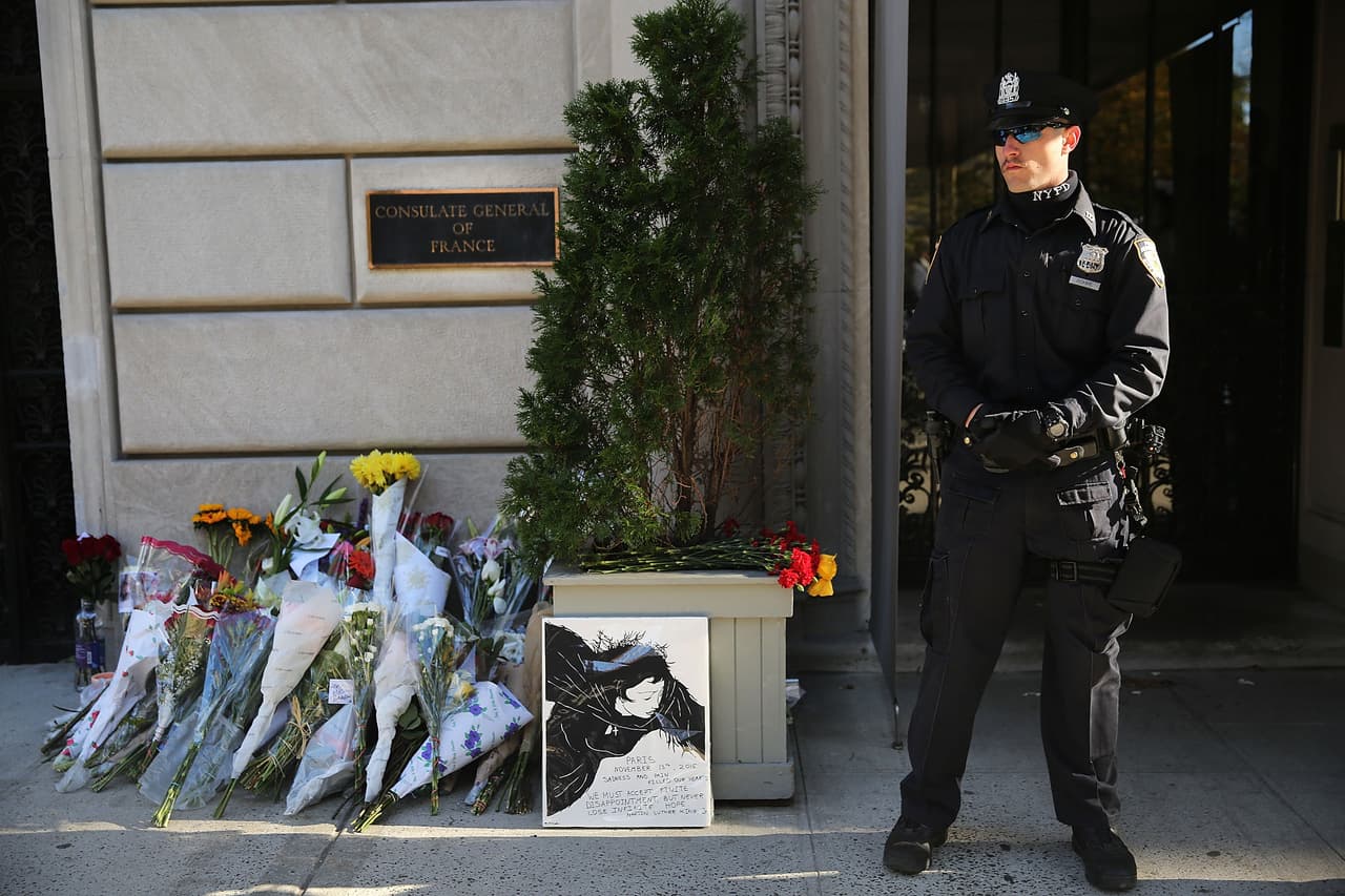 El dolor tras los atentados terroristas ocurridos este viernes en París es palpable en NY en donde cientos de personas, tanto en el Consulado francés como en la plaza Washington Square Park, se reunieron para honrar la memoria de las más de 100 víctimas fatales. El alcalde Bill de Blasio participó en una vigilia, junto al cónsul francés, Bertrand Lortholary, en donde reafirmó el apoyo de los neoyorquinos al pueblo galo.