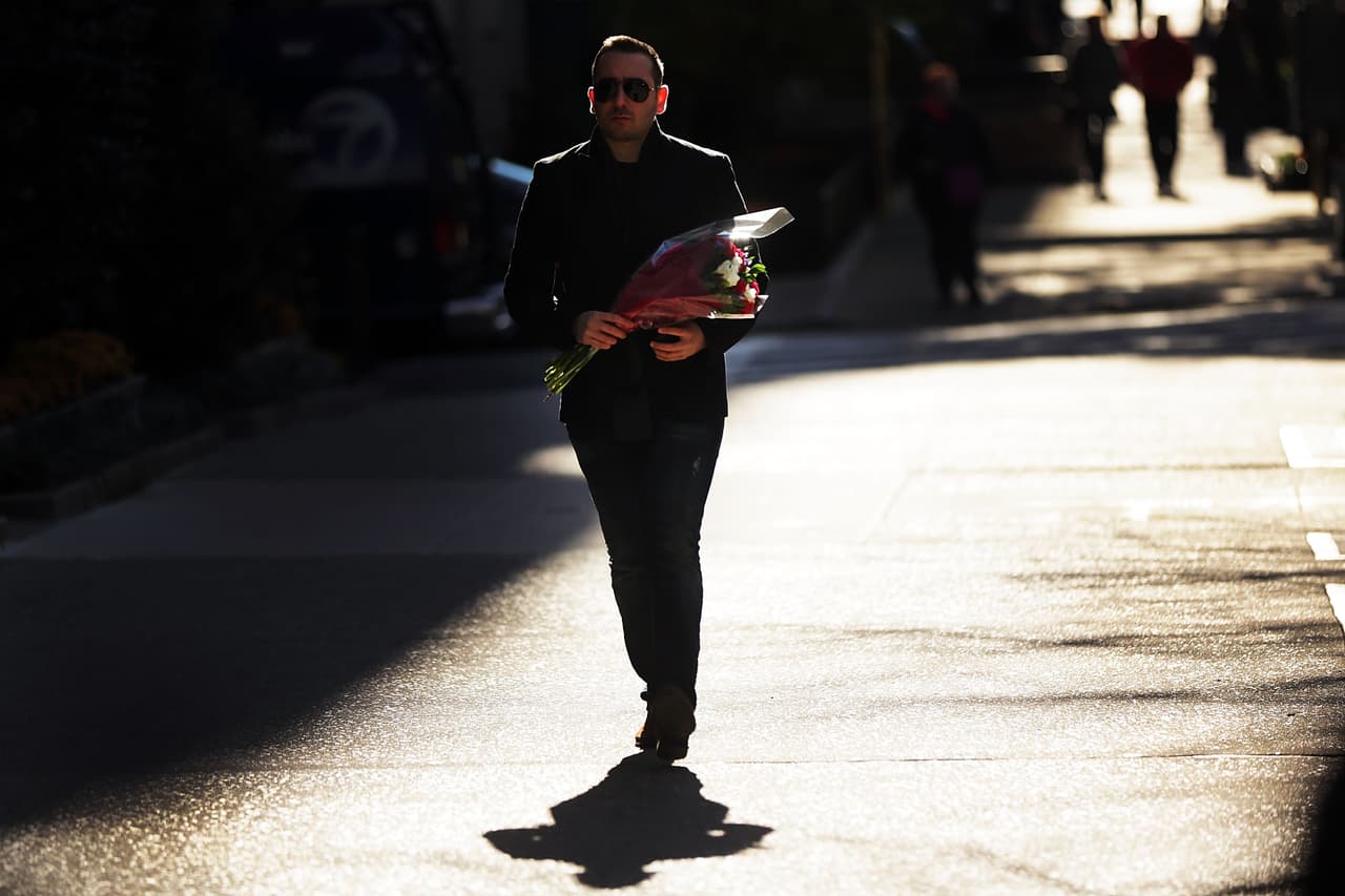 El dolor tras los atentados terroristas ocurridos este viernes en París es palpable en NY en donde cientos de personas, tanto en el Consulado francés como en la plaza Washington Square Park, se reunieron para honrar la memoria de las más de 100 víctimas fatales. El alcalde Bill de Blasio participó en una vigilia, junto al cónsul francés, Bertrand Lortholary, en donde reafirmó el apoyo de los neoyorquinos al pueblo galo.