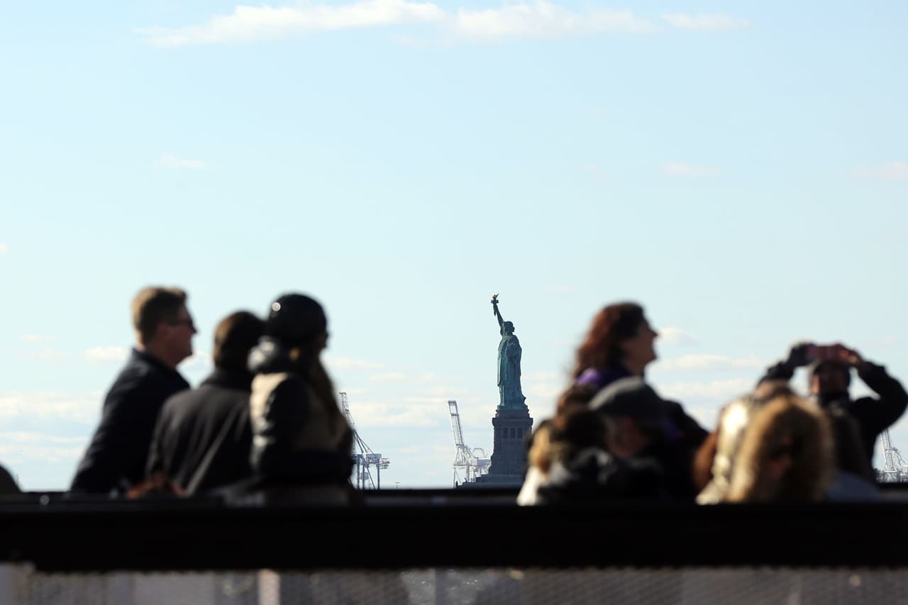 El dolor tras los atentados terroristas ocurridos este viernes en París es palpable en NY en donde cientos de personas, tanto en el Consulado francés como en la plaza Washington Square Park, se reunieron para honrar la memoria de las más de 100 víctimas fatales. El alcalde Bill de Blasio participó en una vigilia, junto al cónsul francés, Bertrand Lortholary, en donde reafirmó el apoyo de los neoyorquinos al pueblo galo.