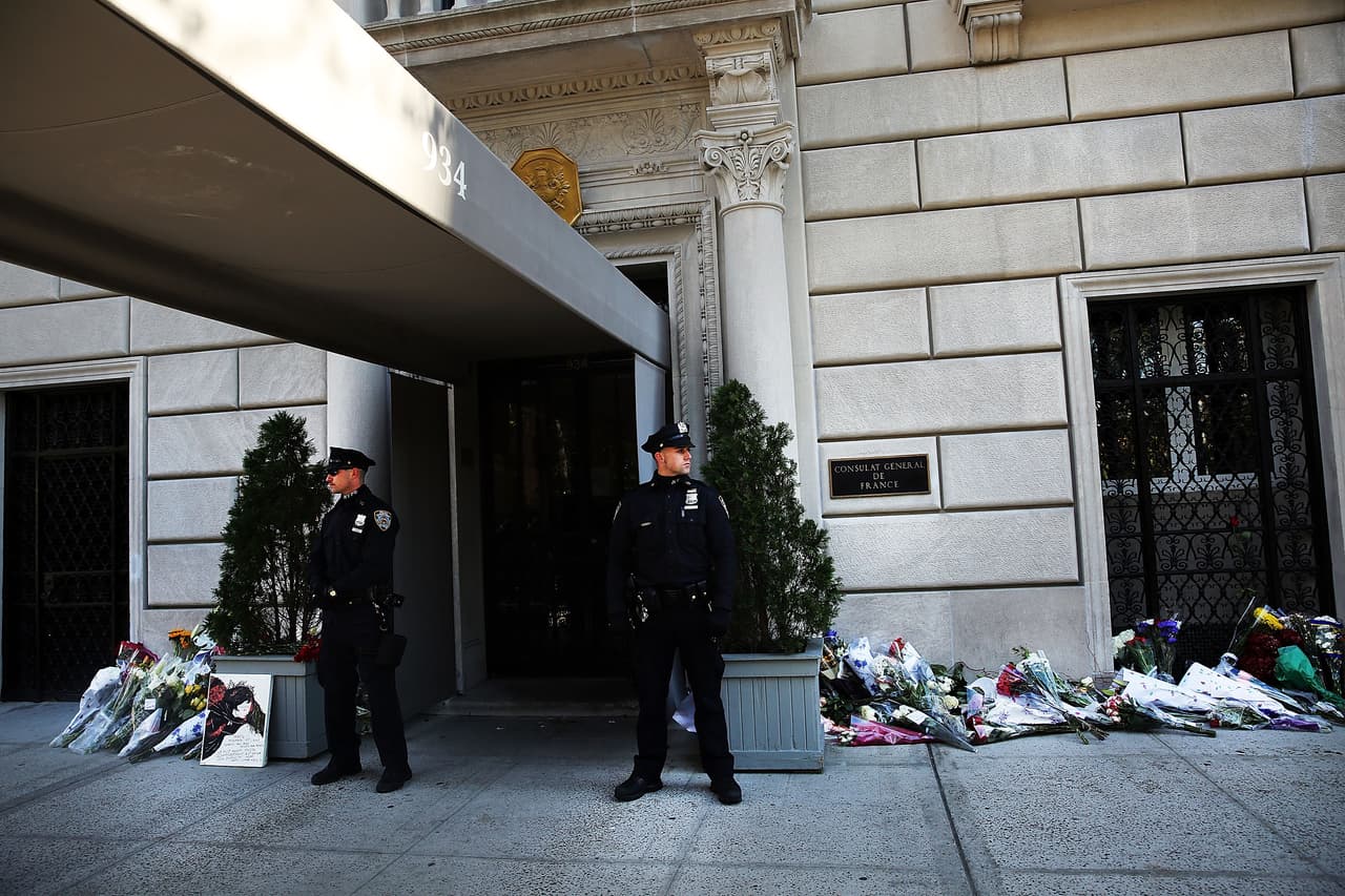 El dolor tras los atentados terroristas ocurridos este viernes en París es palpable en NY en donde cientos de personas, tanto en el Consulado francés como en la plaza Washington Square Park, se reunieron para honrar la memoria de las más de 100 víctimas fatales. El alcalde Bill de Blasio participó en una vigilia, junto al cónsul francés, Bertrand Lortholary, en donde reafirmó el apoyo de los neoyorquinos al pueblo galo.