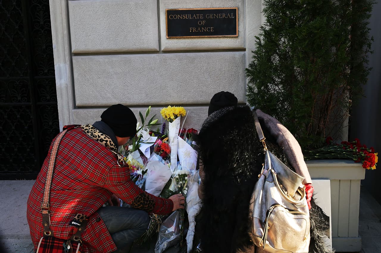 El dolor tras los atentados terroristas ocurridos este viernes en París es palpable en NY en donde cientos de personas, tanto en el Consulado francés como en la plaza Washington Square Park, se reunieron para honrar la memoria de las más de 100 víctimas fatales. El alcalde Bill de Blasio participó en una vigilia, junto al cónsul francés, Bertrand Lortholary, en donde reafirmó el apoyo de los neoyorquinos al pueblo galo.