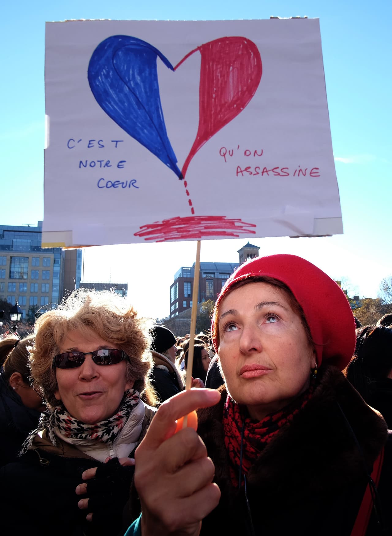 El dolor tras los atentados terroristas ocurridos este viernes en París es palpable en NY en donde cientos de personas, tanto en el Consulado francés como en la plaza Washington Square Park, se reunieron para honrar la memoria de las más de 100 víctimas fatales. El alcalde Bill de Blasio participó en una vigilia, junto al cónsul francés, Bertrand Lortholary, en donde reafirmó el apoyo de los neoyorquinos al pueblo galo.