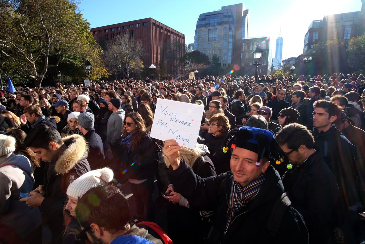 El dolor tras los atentados terroristas ocurridos este viernes en París es palpable en NY en donde cientos de personas, tanto en el Consulado francés como en la plaza Washington Square Park, se reunieron para honrar la memoria de las más de 100 víctimas fatales. El alcalde Bill de Blasio participó en una vigilia, junto al cónsul francés, Bertrand Lortholary, en donde reafirmó el apoyo de los neoyorquinos al pueblo galo.