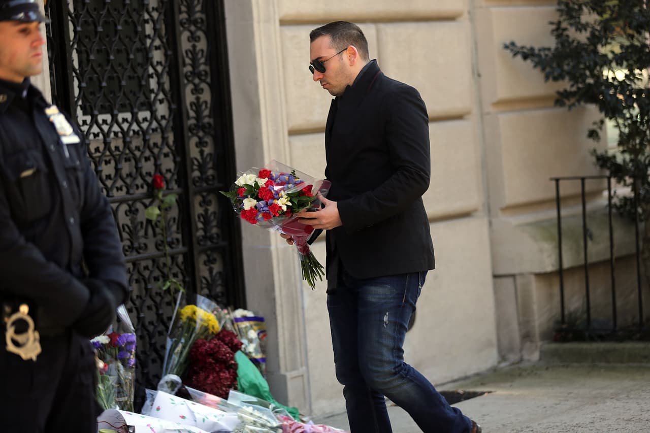 El dolor tras los atentados terroristas ocurridos este viernes en París es palpable en NY en donde cientos de personas, tanto en el Consulado francés como en la plaza Washington Square Park, se reunieron para honrar la memoria de las más de 100 víctimas fatales. El alcalde Bill de Blasio participó en una vigilia, junto al cónsul francés, Bertrand Lortholary, en donde reafirmó el apoyo de los neoyorquinos al pueblo galo.