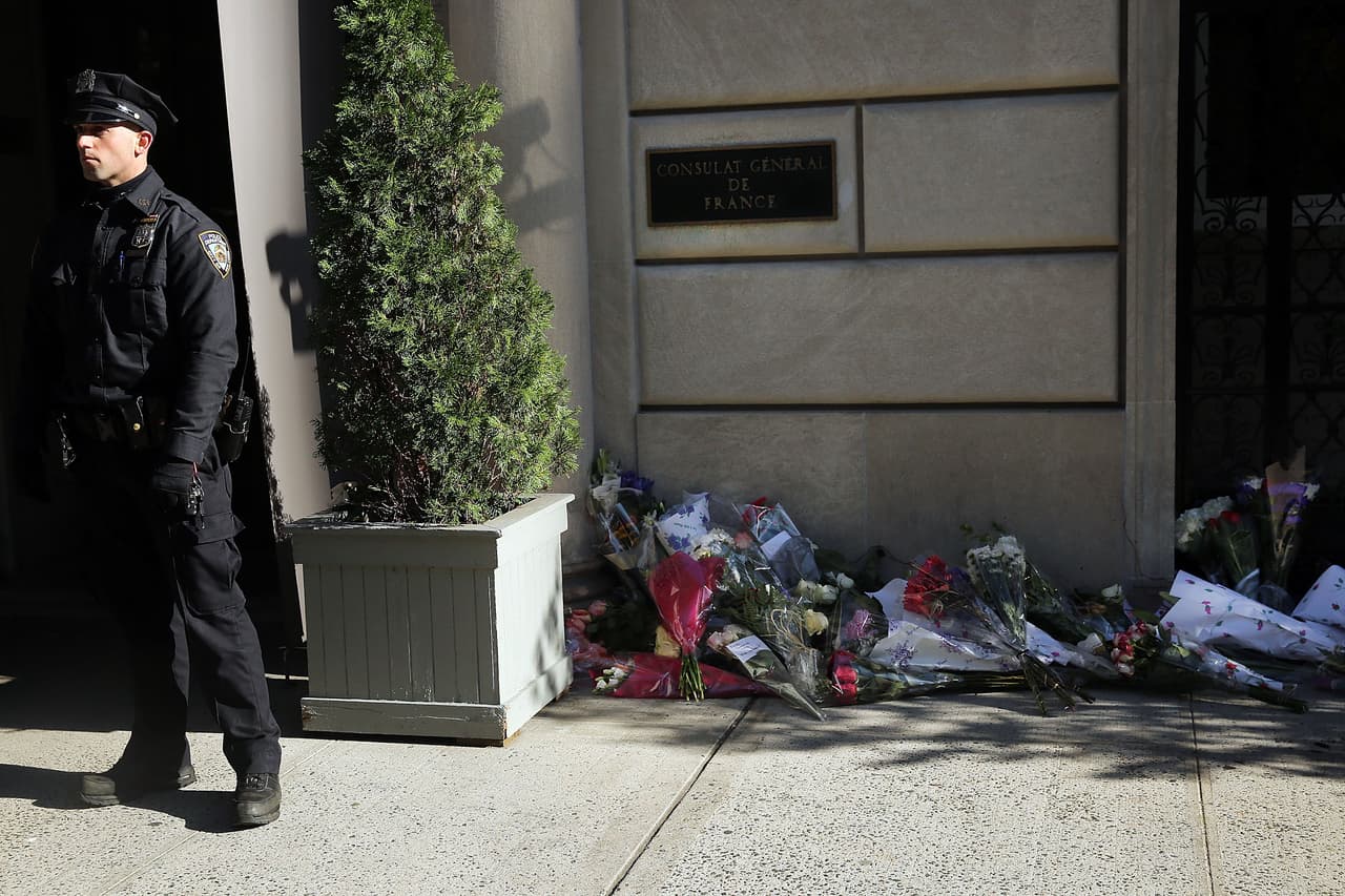 El dolor tras los atentados terroristas ocurridos este viernes en París es palpable en NY en donde cientos de personas, tanto en el Consulado francés como en la plaza Washington Square Park, se reunieron para honrar la memoria de las más de 100 víctimas fatales. El alcalde Bill de Blasio participó en una vigilia, junto al cónsul francés, Bertrand Lortholary, en donde reafirmó el apoyo de los neoyorquinos al pueblo galo.