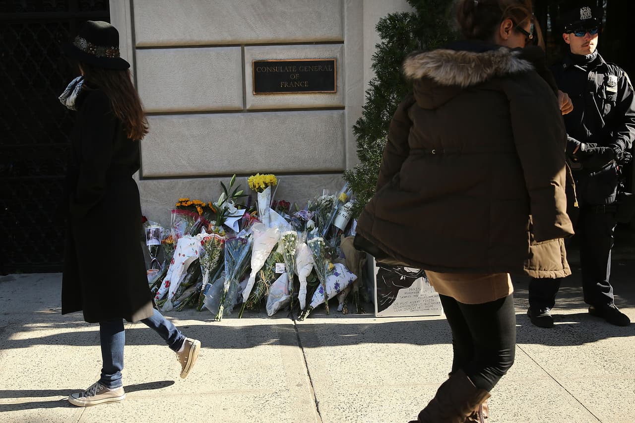 El dolor tras los atentados terroristas ocurridos este viernes en París es palpable en NY en donde cientos de personas, tanto en el Consulado francés como en la plaza Washington Square Park, se reunieron para honrar la memoria de las más de 100 víctimas fatales. El alcalde Bill de Blasio participó en una vigilia, junto al cónsul francés, Bertrand Lortholary, en donde reafirmó el apoyo de los neoyorquinos al pueblo galo.