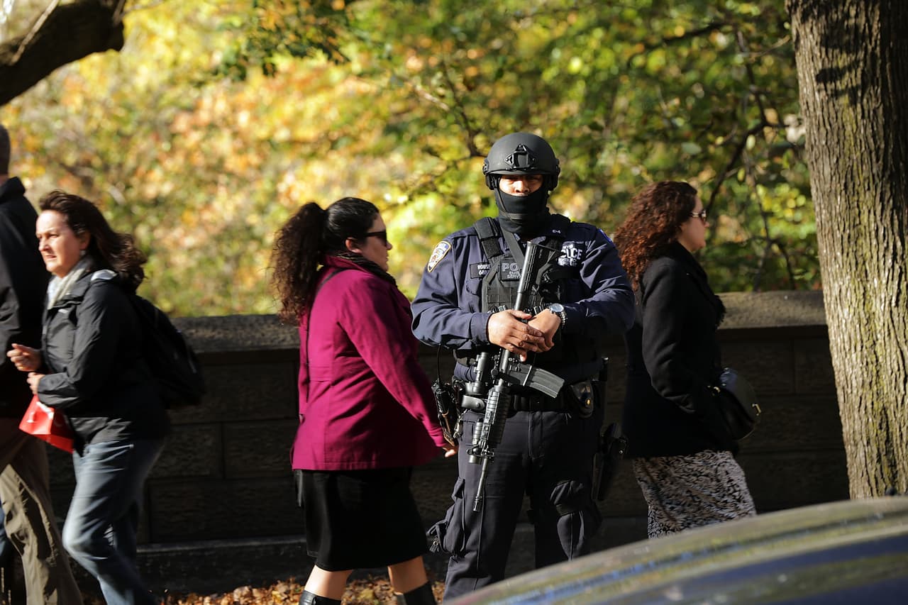 El dolor tras los atentados terroristas ocurridos este viernes en París es palpable en NY en donde cientos de personas, tanto en el Consulado francés como en la plaza Washington Square Park, se reunieron para honrar la memoria de las más de 100 víctimas fatales. El alcalde Bill de Blasio participó en una vigilia, junto al cónsul francés, Bertrand Lortholary, en donde reafirmó el apoyo de los neoyorquinos al pueblo galo.