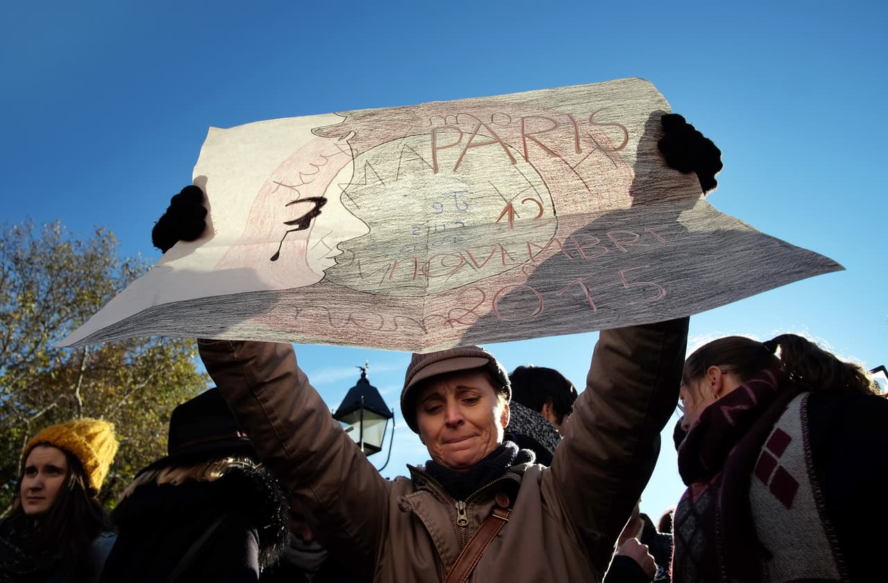 El dolor tras los atentados terroristas ocurridos este viernes en París es palpable en NY en donde cientos de personas, tanto en el Consulado francés como en la plaza Washington Square Park, se reunieron para honrar la memoria de las más de 100 víctimas fatales. El alcalde Bill de Blasio participó en una vigilia, junto al cónsul francés, Bertrand Lortholary, en donde reafirmó el apoyo de los neoyorquinos al pueblo galo.