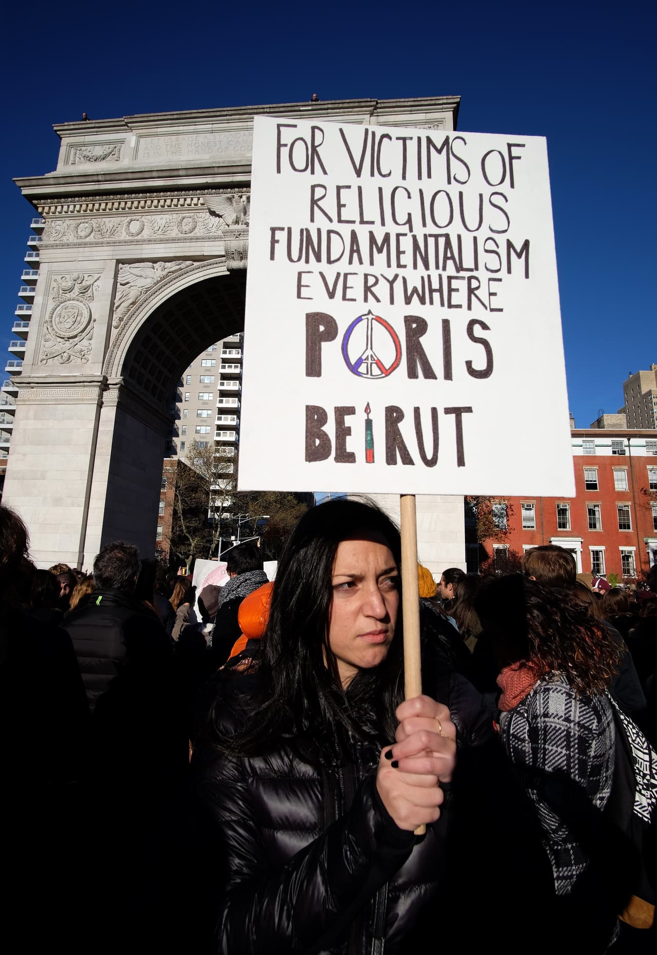 El dolor tras los atentados terroristas ocurridos este viernes en París es palpable en NY en donde cientos de personas, tanto en el Consulado francés como en la plaza Washington Square Park, se reunieron para honrar la memoria de las más de 100 víctimas fatales. El alcalde Bill de Blasio participó en una vigilia, junto al cónsul francés, Bertrand Lortholary, en donde reafirmó el apoyo de los neoyorquinos al pueblo galo.