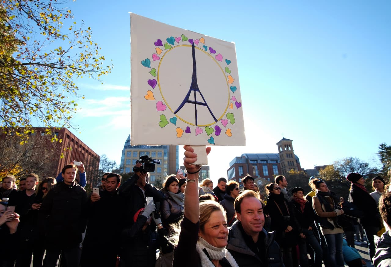 El dolor tras los atentados terroristas ocurridos este viernes en París es palpable en NY en donde cientos de personas, tanto en el Consulado francés como en la plaza Washington Square Park, se reunieron para honrar la memoria de las más de 100 víctimas fatales. El alcalde Bill de Blasio participó en una vigilia, junto al cónsul francés, Bertrand Lortholary, en donde reafirmó el apoyo de los neoyorquinos al pueblo galo.
