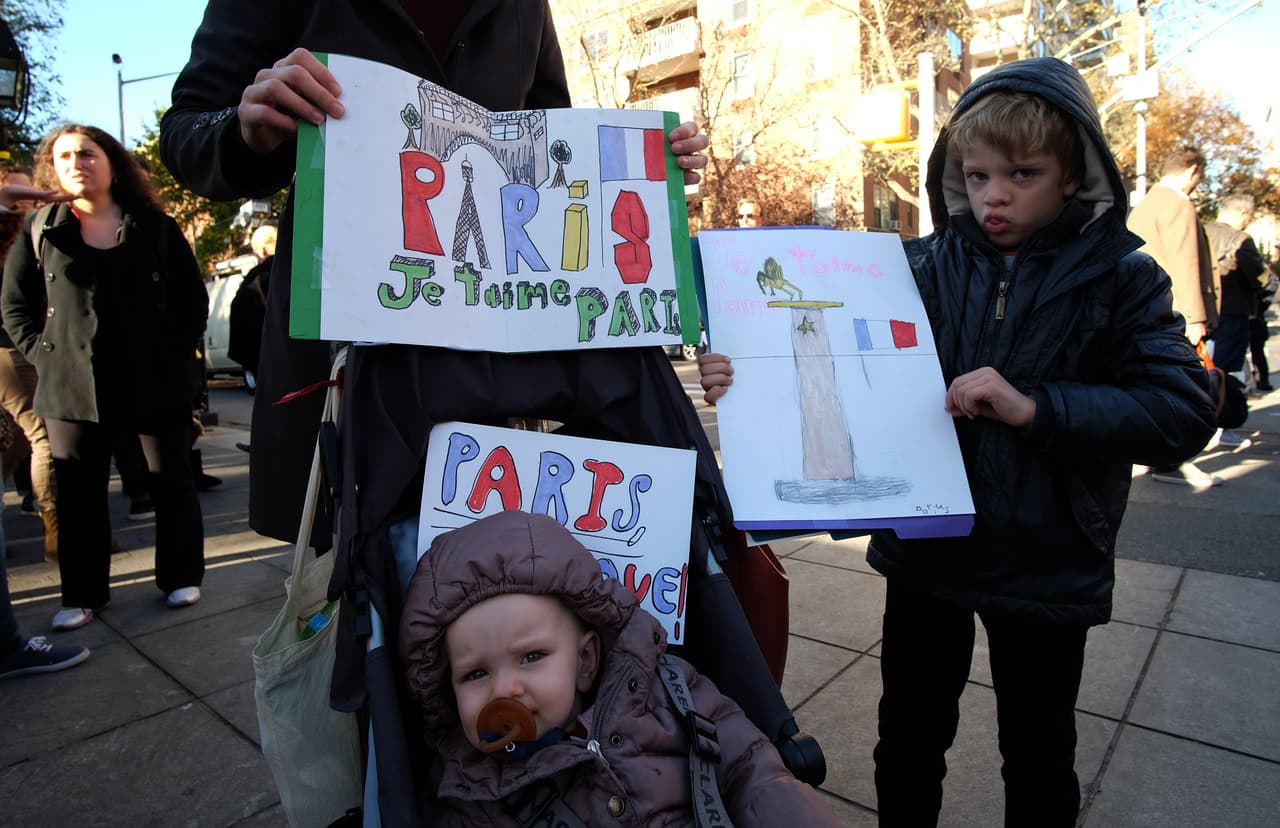 El dolor tras los atentados terroristas ocurridos este viernes en París es palpable en NY en donde cientos de personas, tanto en el Consulado francés como en la plaza Washington Square Park, se reunieron para honrar la memoria de las más de 100 víctimas fatales. El alcalde Bill de Blasio participó en una vigilia, junto al cónsul francés, Bertrand Lortholary, en donde reafirmó el apoyo de los neoyorquinos al pueblo galo.