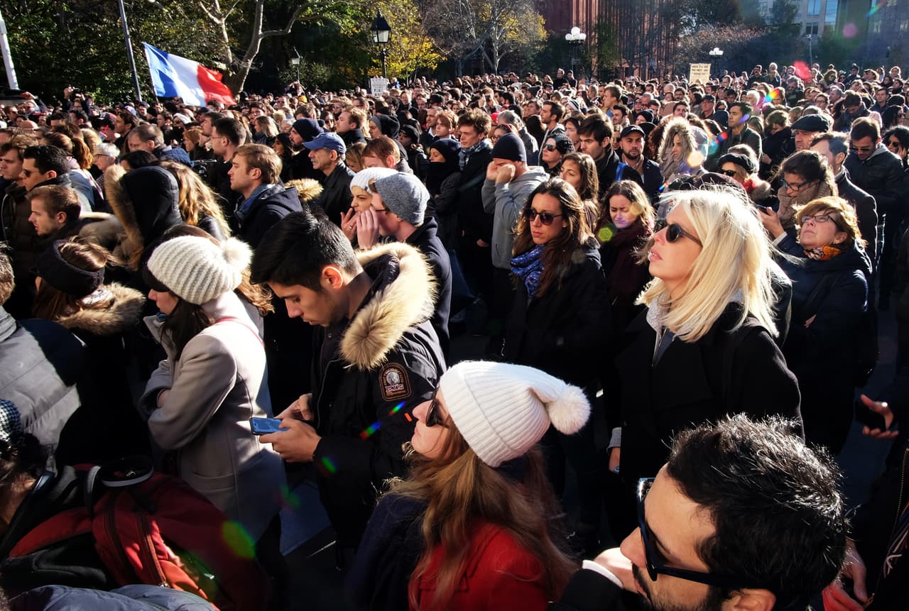 El dolor tras los atentados terroristas ocurridos este viernes en París es palpable en NY en donde cientos de personas, tanto en el Consulado francés como en la plaza Washington Square Park, se reunieron para honrar la memoria de las más de 100 víctimas fatales. El alcalde Bill de Blasio participó en una vigilia, junto al cónsul francés, Bertrand Lortholary, en donde reafirmó el apoyo de los neoyorquinos al pueblo galo.