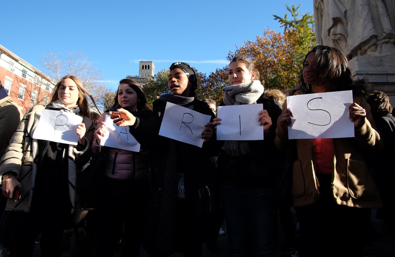 El dolor tras los atentados terroristas ocurridos este viernes en París es palpable en NY en donde cientos de personas, tanto en el Consulado francés como en la plaza Washington Square Park, se reunieron para honrar la memoria de las más de 100 víctimas fatales. El alcalde Bill de Blasio participó en una vigilia, junto al cónsul francés, Bertrand Lortholary, en donde reafirmó el apoyo de los neoyorquinos al pueblo galo.