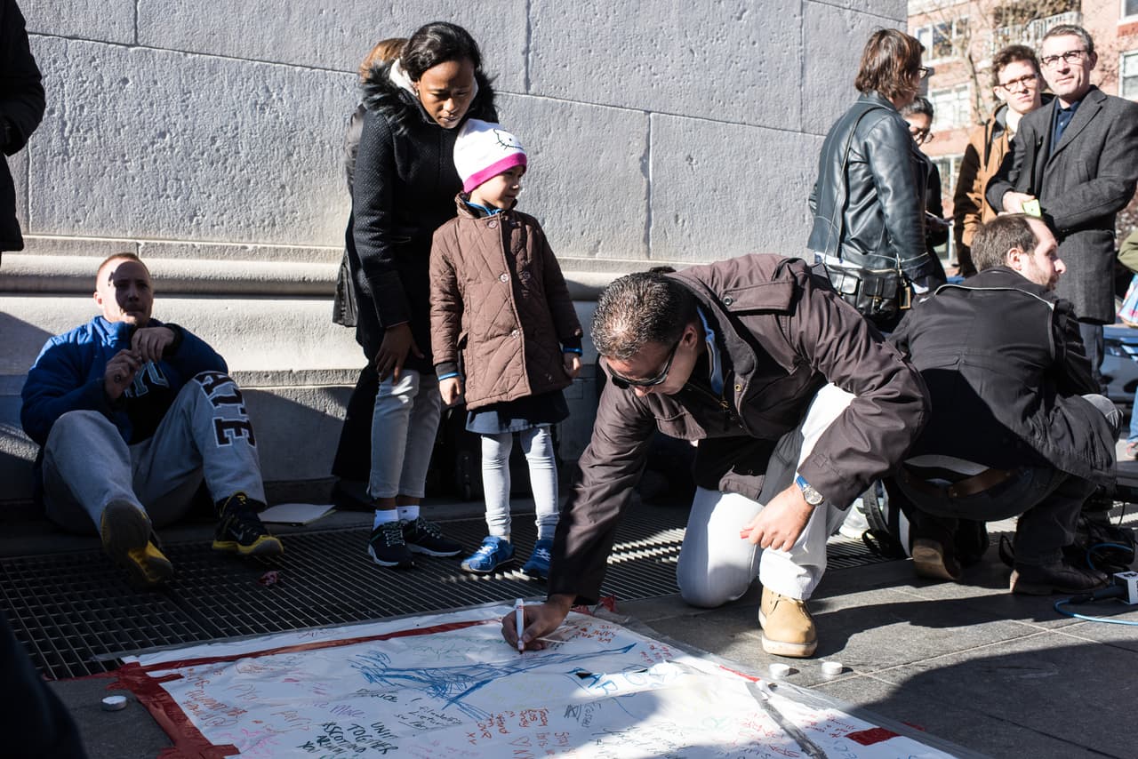 El dolor tras los atentados terroristas ocurridos este viernes en París es palpable en NY en donde cientos de personas, tanto en el Consulado francés como en la plaza Washington Square Park, se reunieron para honrar la memoria de las más de 100 víctimas fatales. El alcalde Bill de Blasio participó en una vigilia, junto al cónsul francés, Bertrand Lortholary, en donde reafirmó el apoyo de los neoyorquinos al pueblo galo.