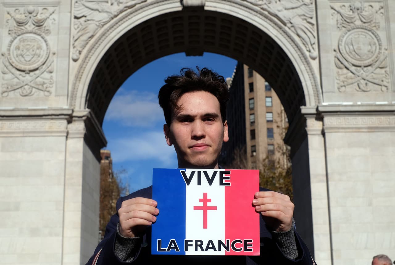 El dolor tras los atentados terroristas ocurridos este viernes en París es palpable en NY en donde cientos de personas, tanto en el Consulado francés como en la plaza Washington Square Park, se reunieron para honrar la memoria de las más de 100 víctimas fatales. El alcalde Bill de Blasio participó en una vigilia, junto al cónsul francés, Bertrand Lortholary, en donde reafirmó el apoyo de los neoyorquinos al pueblo galo.