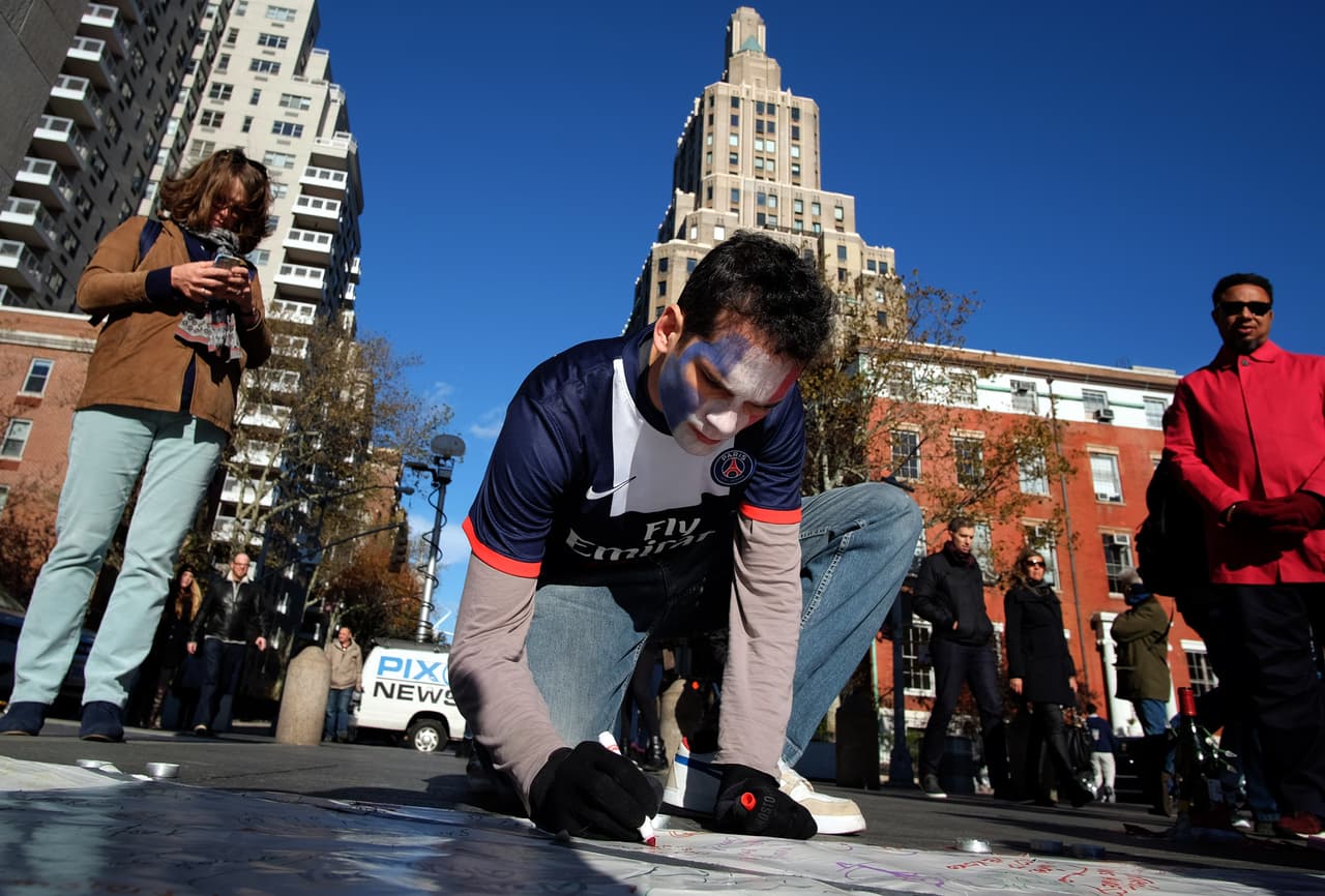 El dolor tras los atentados terroristas ocurridos este viernes en París es palpable en NY en donde cientos de personas, tanto en el Consulado francés como en la plaza Washington Square Park, se reunieron para honrar la memoria de las más de 100 víctimas fatales. El alcalde Bill de Blasio participó en una vigilia, junto al cónsul francés, Bertrand Lortholary, en donde reafirmó el apoyo de los neoyorquinos al pueblo galo.