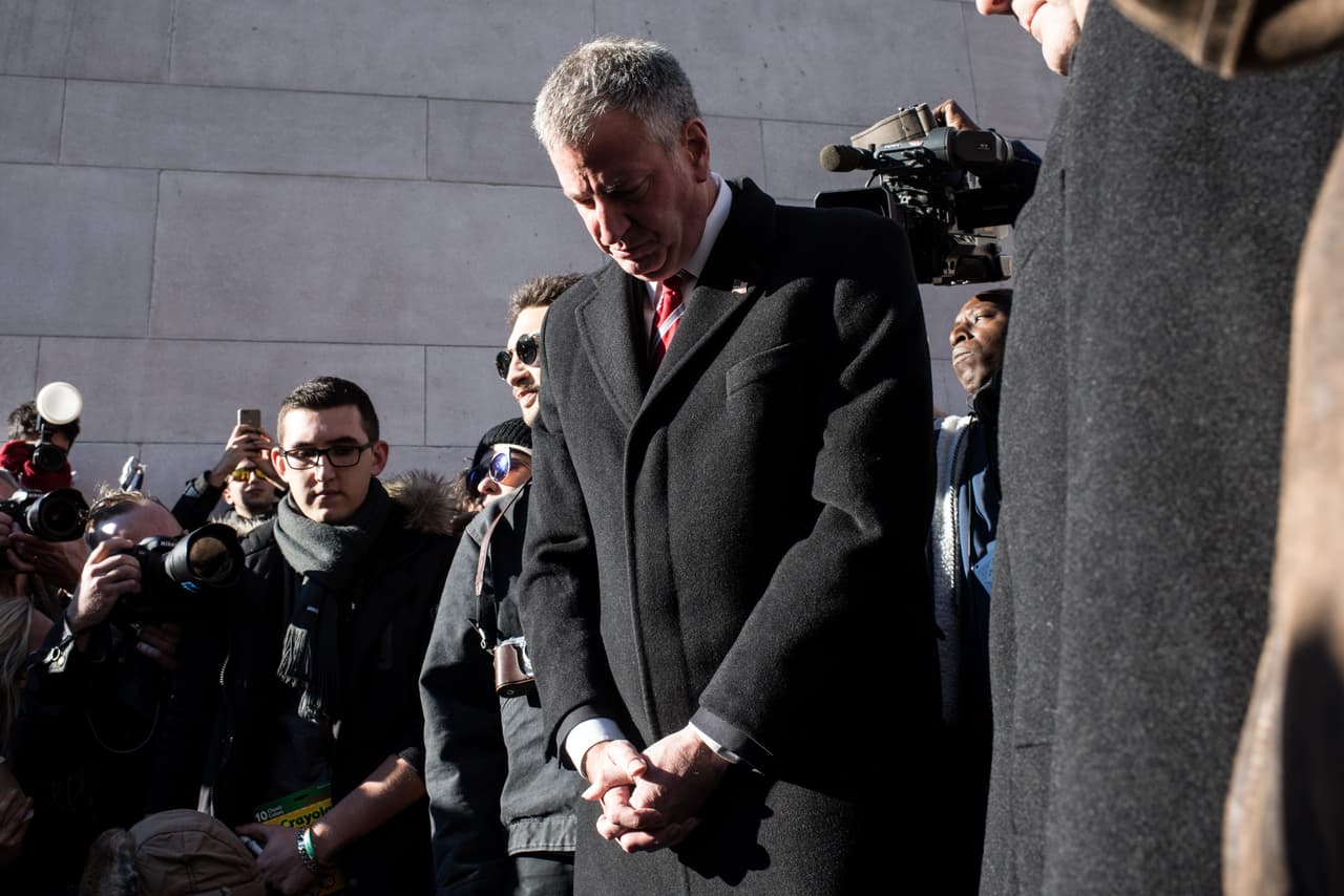 El dolor tras los atentados terroristas ocurridos este viernes en París es palpable en NY en donde cientos de personas, tanto en el Consulado francés como en la plaza Washington Square Park, se reunieron para honrar la memoria de las más de 100 víctimas fatales. El alcalde Bill de Blasio participó en una vigilia, junto al cónsul francés, Bertrand Lortholary, en donde reafirmó el apoyo de los neoyorquinos al pueblo galo.