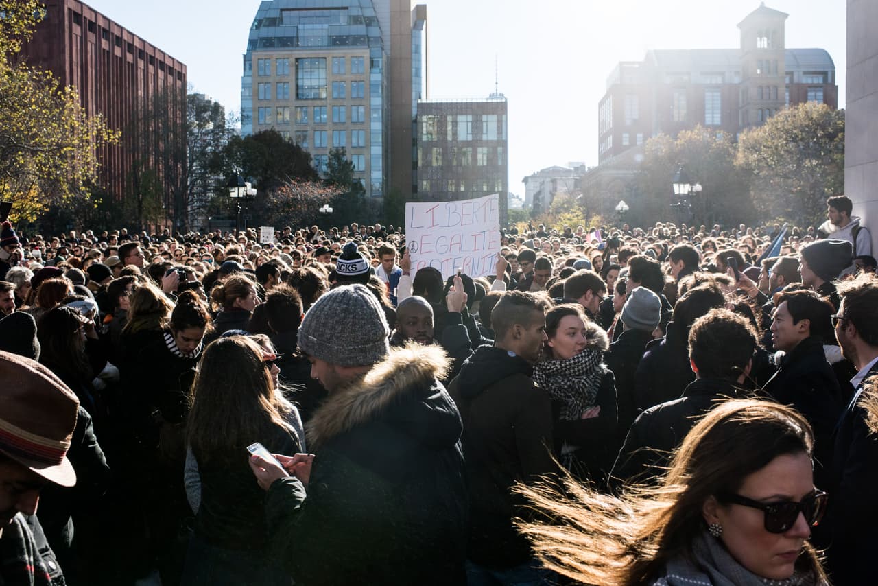 El dolor tras los atentados terroristas ocurridos este viernes en París es palpable en NY en donde cientos de personas, tanto en el Consulado francés como en la plaza Washington Square Park, se reunieron para honrar la memoria de las más de 100 víctimas fatales. El alcalde Bill de Blasio participó en una vigilia, junto al cónsul francés, Bertrand Lortholary, en donde reafirmó el apoyo de los neoyorquinos al pueblo galo.