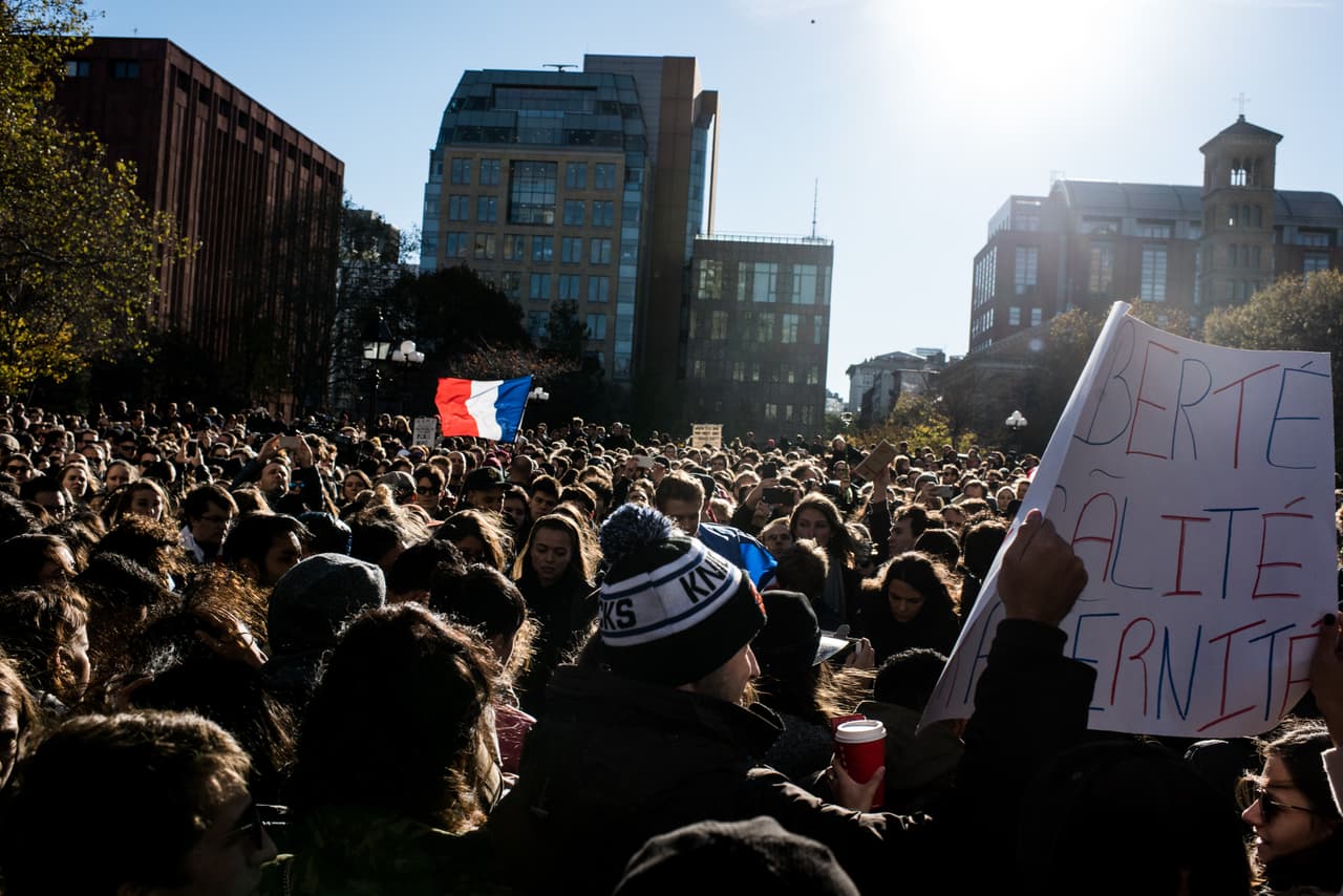 El dolor tras los atentados terroristas ocurridos este viernes en París es palpable en NY en donde cientos de personas, tanto en el Consulado francés como en la plaza Washington Square Park, se reunieron para honrar la memoria de las más de 100 víctimas fatales. El alcalde Bill de Blasio participó en una vigilia, junto al cónsul francés, Bertrand Lortholary, en donde reafirmó el apoyo de los neoyorquinos al pueblo galo.