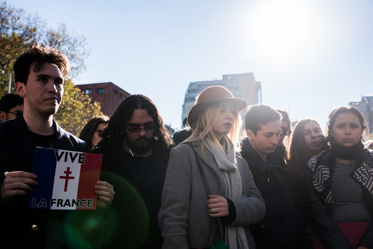 El dolor tras los atentados terroristas ocurridos este viernes en París es palpable en NY en donde cientos de personas, tanto en el Consulado francés como en la plaza Washington Square Park, se reunieron para honrar la memoria de las más de 100 víctimas fatales. El alcalde Bill de Blasio participó en una vigilia, junto al cónsul francés, Bertrand Lortholary, en donde reafirmó el apoyo de los neoyorquinos al pueblo galo.