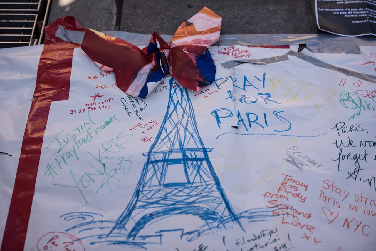 El dolor tras los atentados terroristas ocurridos este viernes en París es palpable en NY en donde cientos de personas, tanto en el Consulado francés como en la plaza Washington Square Park, se reunieron para honrar la memoria de las más de 100 víctimas fatales. El alcalde Bill de Blasio participó en una vigilia, junto al cónsul francés, Bertrand Lortholary, en donde reafirmó el apoyo de los neoyorquinos al pueblo galo.