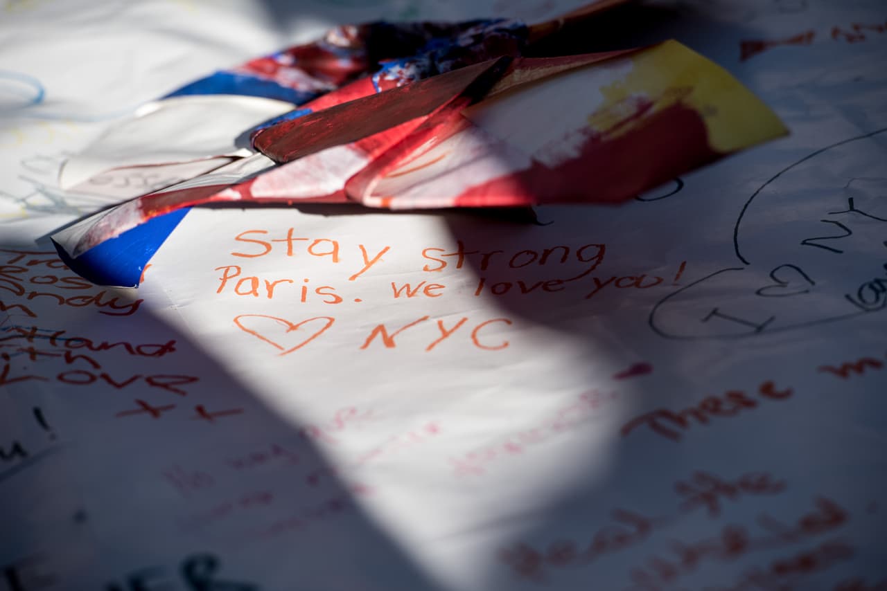 El dolor tras los atentados terroristas ocurridos este viernes en París es palpable en NY en donde cientos de personas, tanto en el Consulado francés como en la plaza Washington Square Park, se reunieron para honrar la memoria de las más de 100 víctimas fatales. El alcalde Bill de Blasio participó en una vigilia, junto al cónsul francés, Bertrand Lortholary, en donde reafirmó el apoyo de los neoyorquinos al pueblo galo.