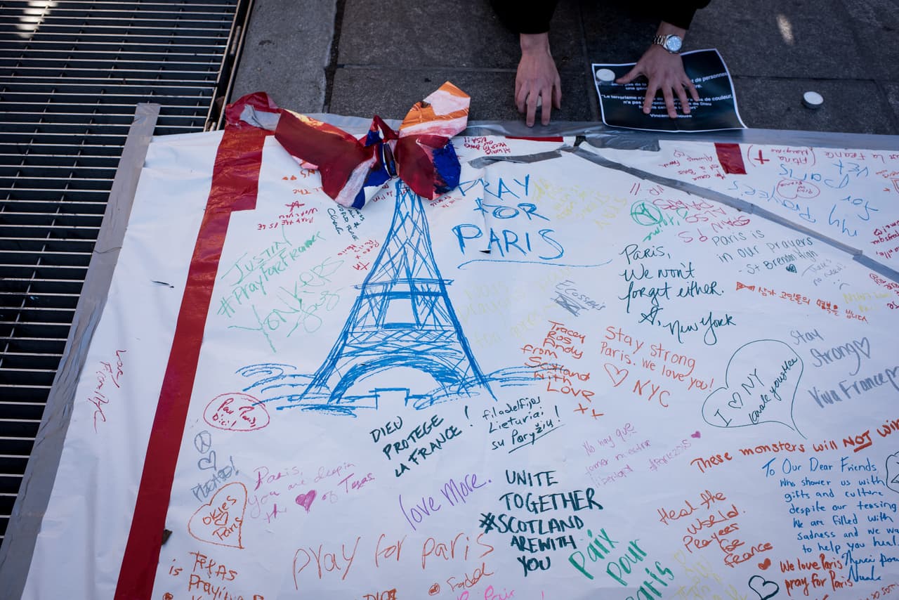 El dolor tras los atentados terroristas ocurridos este viernes en París es palpable en NY en donde cientos de personas, tanto en el Consulado francés como en la plaza Washington Square Park, se reunieron para honrar la memoria de las más de 100 víctimas fatales. El alcalde Bill de Blasio participó en una vigilia, junto al cónsul francés, Bertrand Lortholary, en donde reafirmó el apoyo de los neoyorquinos al pueblo galo.