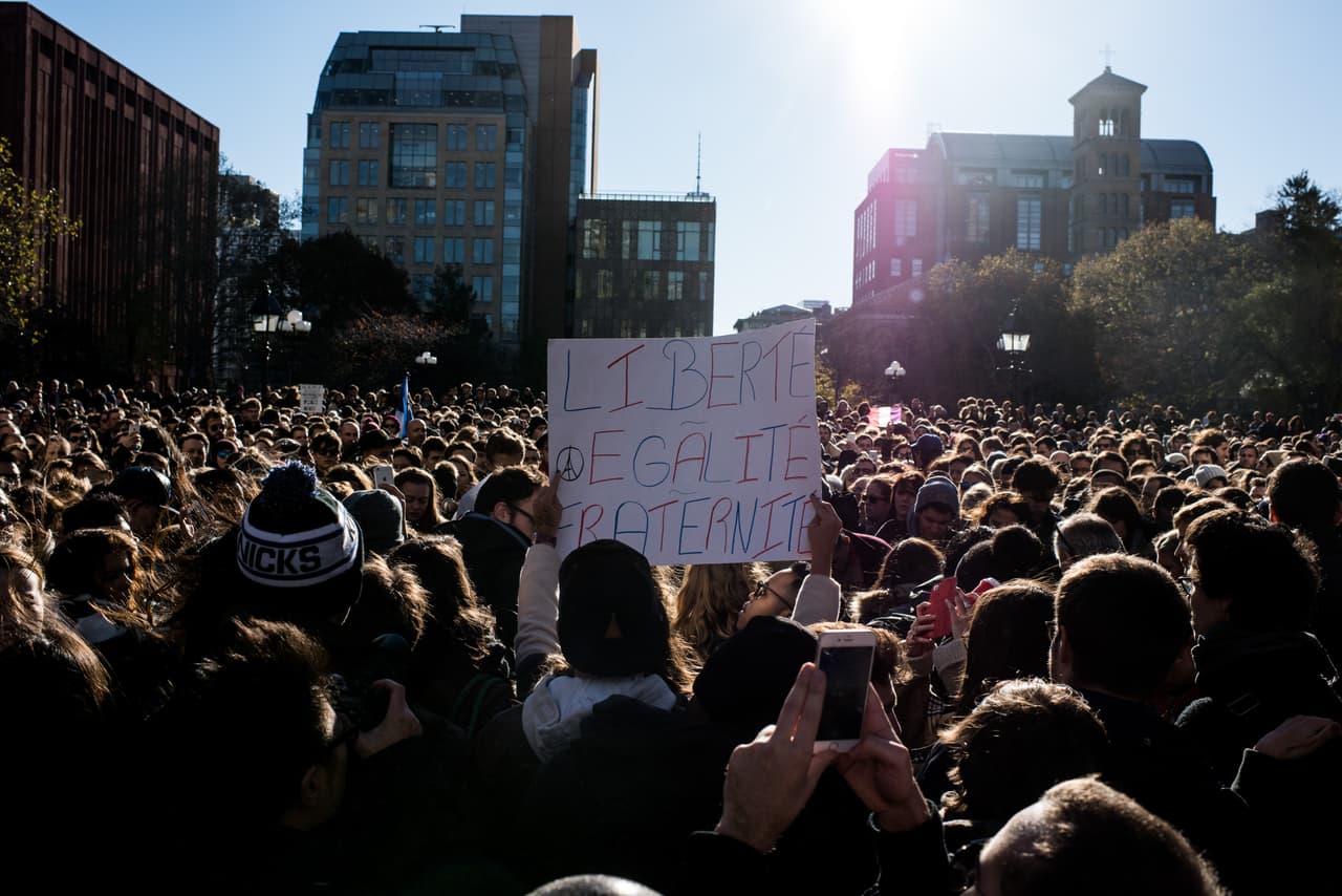 El dolor tras los atentados terroristas ocurridos este viernes en París es palpable en NY en donde cientos de personas, tanto en el Consulado francés como en la plaza Washington Square Park, se reunieron para honrar la memoria de las más de 100 víctimas fatales. El alcalde Bill de Blasio participó en una vigilia, junto al cónsul francés, Bertrand Lortholary, en donde reafirmó el apoyo de los neoyorquinos al pueblo galo.