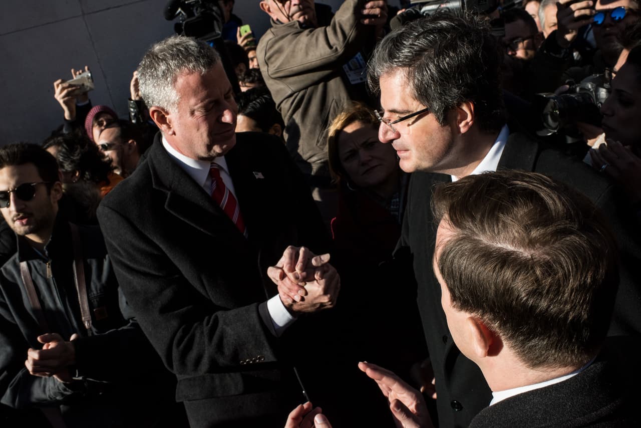 El dolor tras los atentados terroristas ocurridos este viernes en París es palpable en NY en donde cientos de personas, tanto en el Consulado francés como en la plaza Washington Square Park, se reunieron para honrar la memoria de las más de 100 víctimas fatales. El alcalde Bill de Blasio participó en una vigilia, junto al cónsul francés, Bertrand Lortholary, en donde reafirmó el apoyo de los neoyorquinos al pueblo galo.