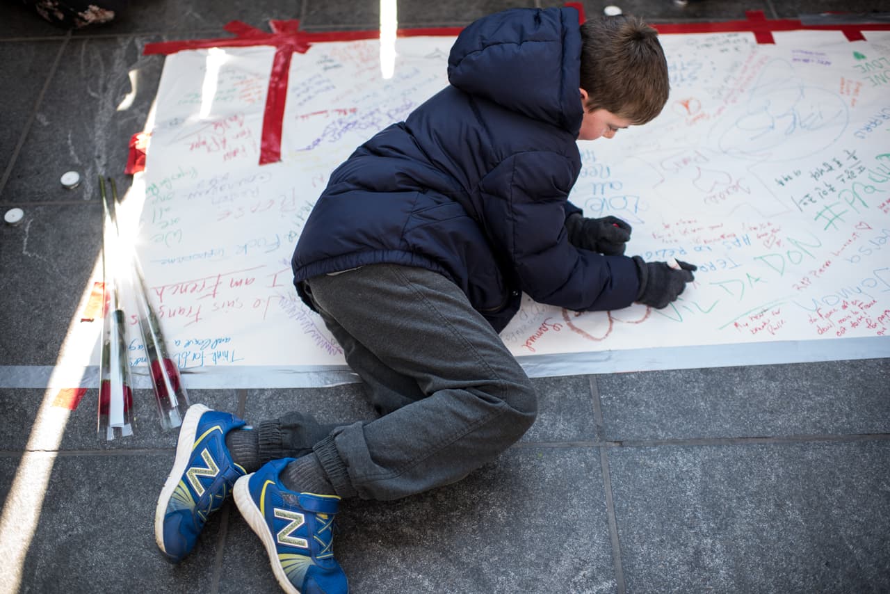 El dolor tras los atentados terroristas ocurridos este viernes en París es palpable en NY en donde cientos de personas, tanto en el Consulado francés como en la plaza Washington Square Park, se reunieron para honrar la memoria de las más de 100 víctimas fatales. El alcalde Bill de Blasio participó en una vigilia, junto al cónsul francés, Bertrand Lortholary, en donde reafirmó el apoyo de los neoyorquinos al pueblo galo.