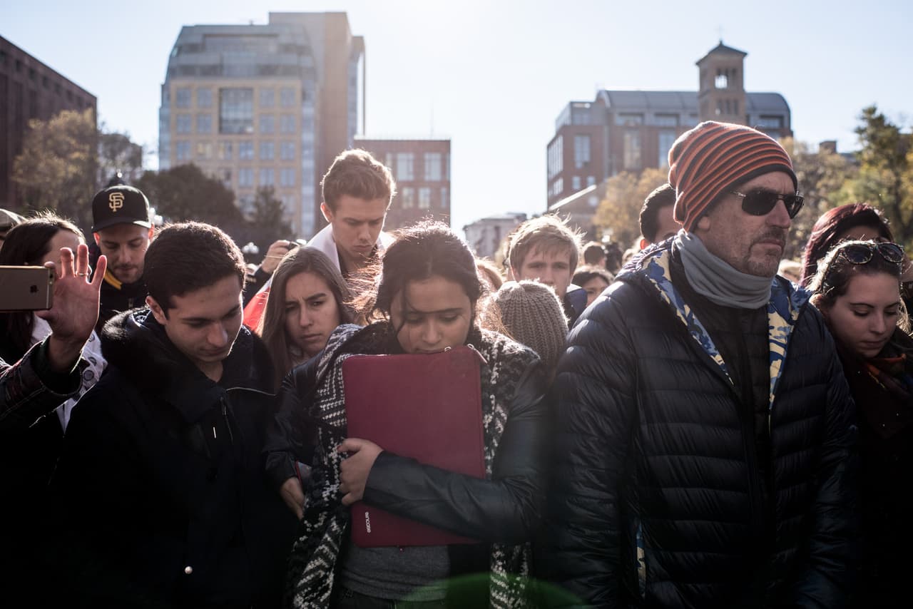 El dolor tras los atentados terroristas ocurridos este viernes en París es palpable en NY en donde cientos de personas, tanto en el Consulado francés como en la plaza Washington Square Park, se reunieron para honrar la memoria de las más de 100 víctimas fatales. El alcalde Bill de Blasio participó en una vigilia, junto al cónsul francés, Bertrand Lortholary, en donde reafirmó el apoyo de los neoyorquinos al pueblo galo.