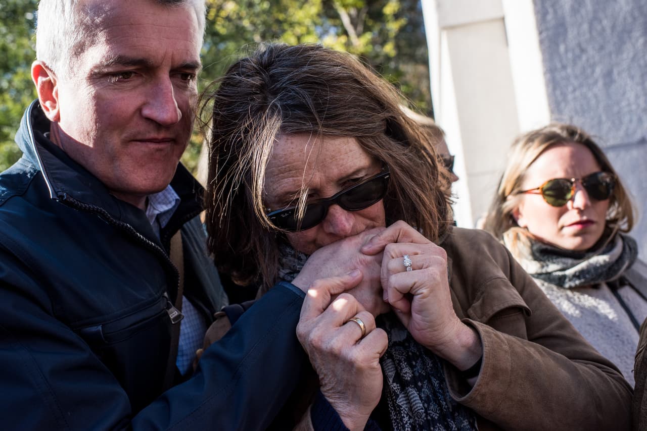 El dolor tras los atentados terroristas ocurridos este viernes en París es palpable en NY en donde cientos de personas, tanto en el Consulado francés como en la plaza Washington Square Park, se reunieron para honrar la memoria de las más de 100 víctimas fatales. El alcalde Bill de Blasio participó en una vigilia, junto al cónsul francés, Bertrand Lortholary, en donde reafirmó el apoyo de los neoyorquinos al pueblo galo.
