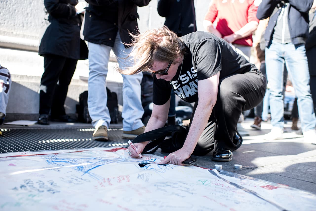 El dolor tras los atentados terroristas ocurridos este viernes en París es palpable en NY en donde cientos de personas, tanto en el Consulado francés como en la plaza Washington Square Park, se reunieron para honrar la memoria de las más de 100 víctimas fatales. El alcalde Bill de Blasio participó en una vigilia, junto al cónsul francés, Bertrand Lortholary, en donde reafirmó el apoyo de los neoyorquinos al pueblo galo.