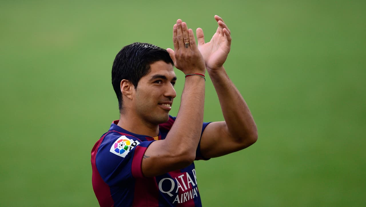 El uruguayo Luis Suárez llegó de Liverpool a Barcelona en 2013 por 82.300.000 euros, aproximadamente unos 96.257.000 dólares.