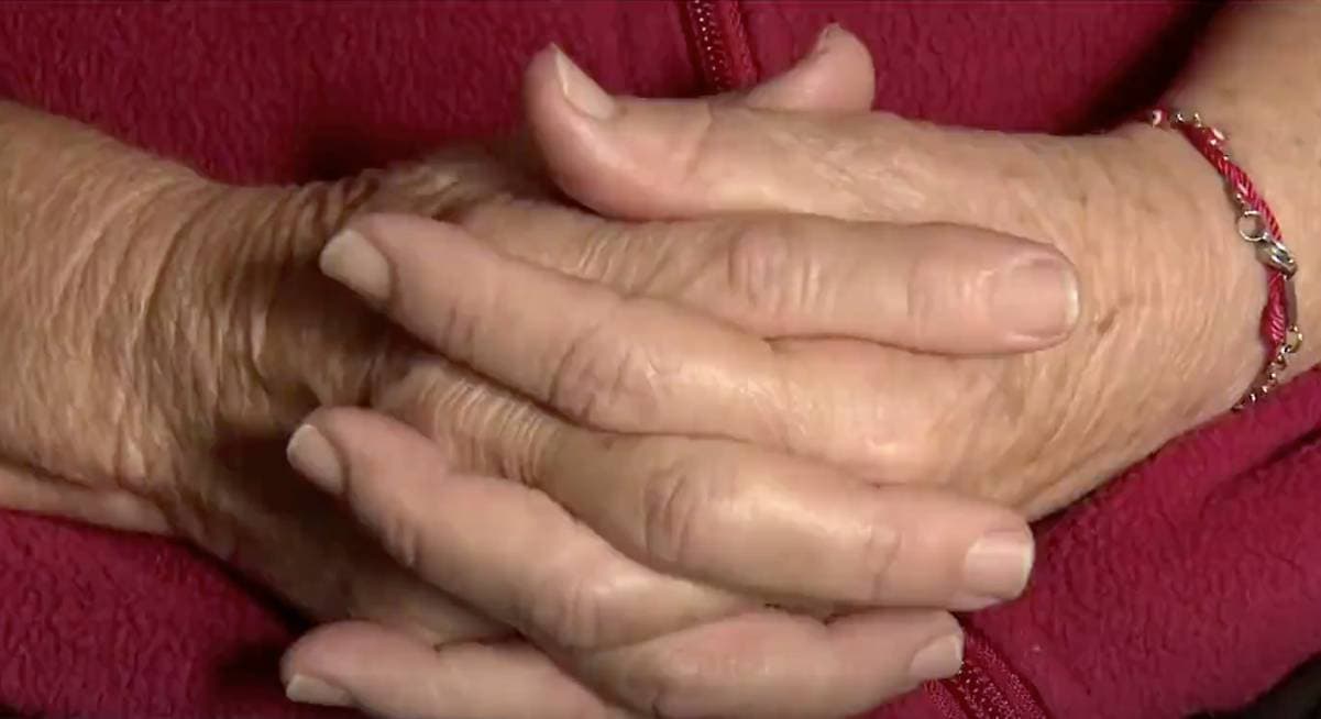 “Me da mucha tristeza que esos señores que se dedican a eso, más con uno
<b>de la tercera edad</b>, que no deberían de hacer eso, porque
<b>uno con mucho sacrificio hace sus ahorritos para que otro llegue y se los lleve</b>. No es justo”, dijo a Univision 34 Los Ángeles la hispana de 70 años.