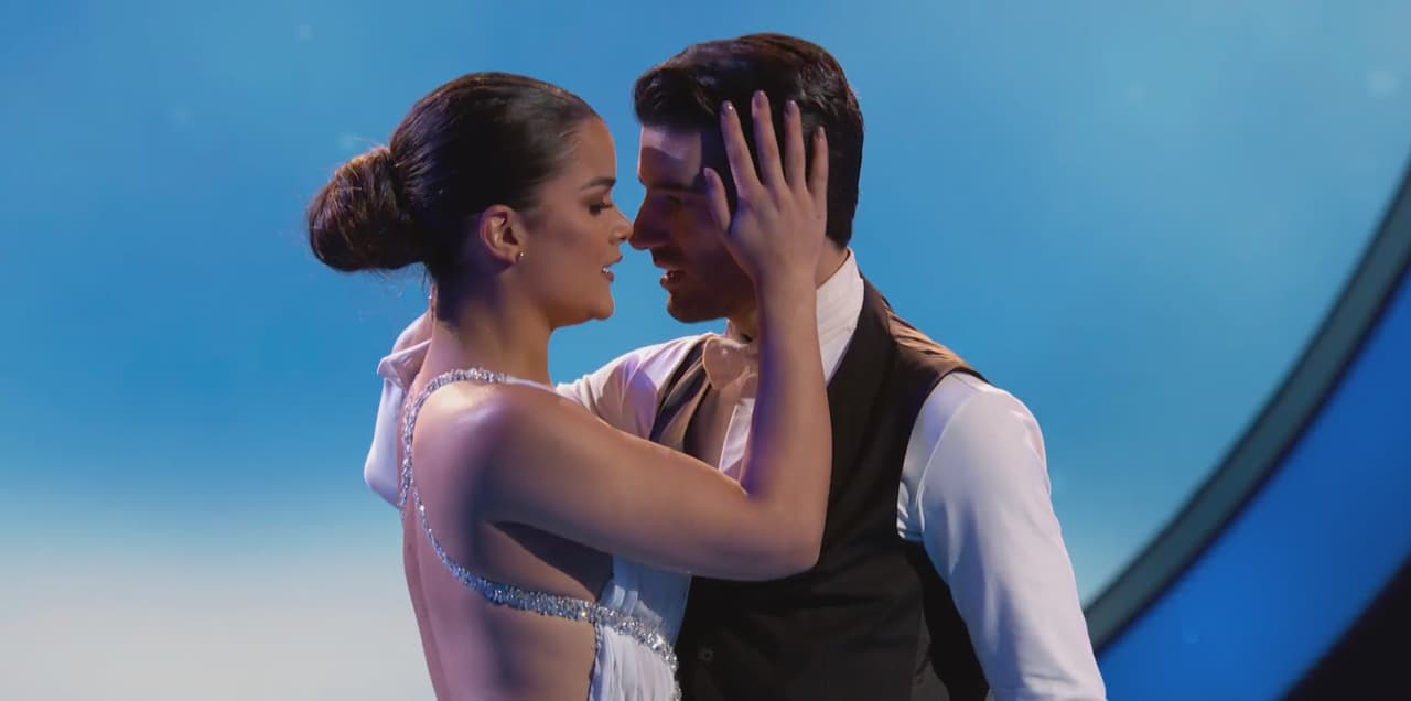 Sellaron su participación con un acercamiento que,
<b>aunque parecía que se iban a besar</b>,
<b> era solo parte de la coreografía.</b>
<br>