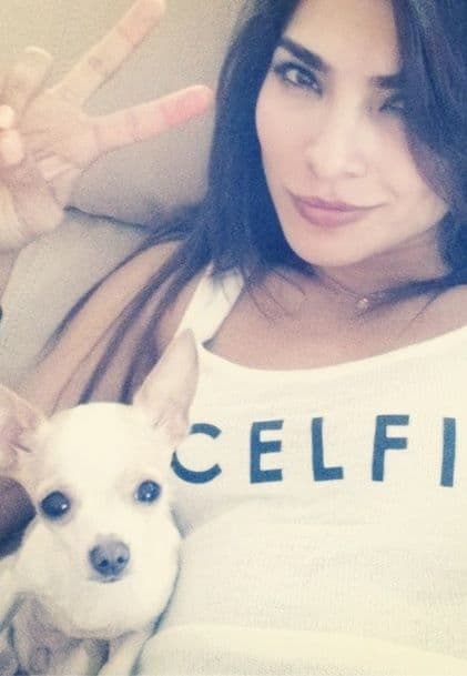 Ale comparte con sus fanáticos hasta sus momentos de flojera en compañía de su bella mascota.