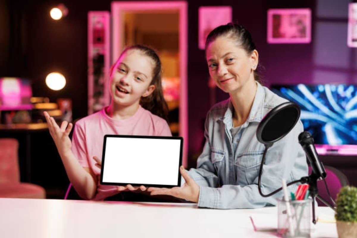 <b>6. Protección para niños creadores de contenido</b>
<br>
<br>Los menores que aparecen regularmente en contenido digital tendrán derecho a recibir una parte de las ganancias. La ley exige cuentas fiduciarias para proteger los ingresos hasta que cumplan 18 años.