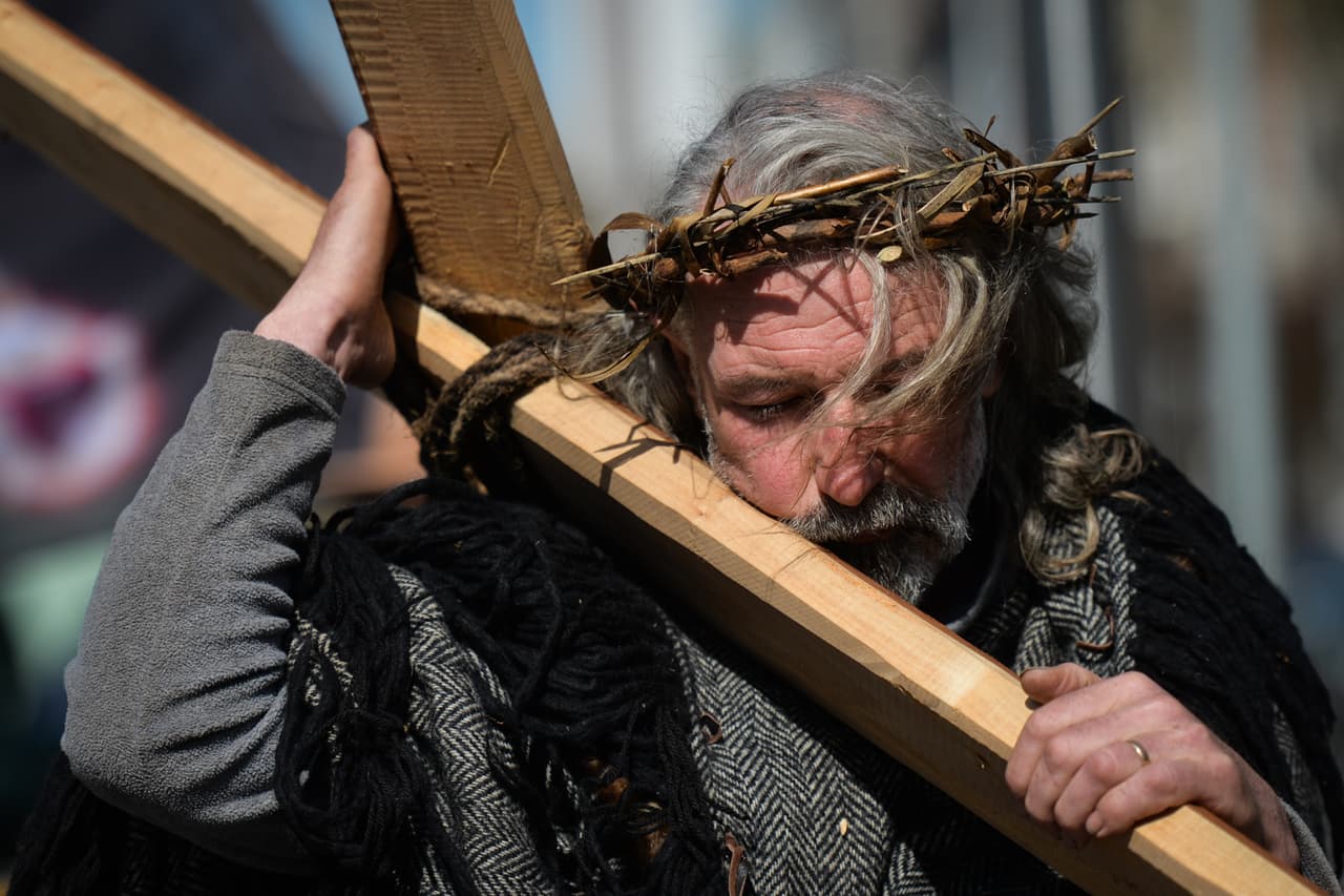 Un hombre que hace el papel de Jesús, lleva una cruz en una procesión del Viernes Santo en Dublín, Irlanda. En todo el mundo las actividades religiosas por la Semana Santa se realizan con limitaciones para evitar la propagación de la pandemia.
<br>