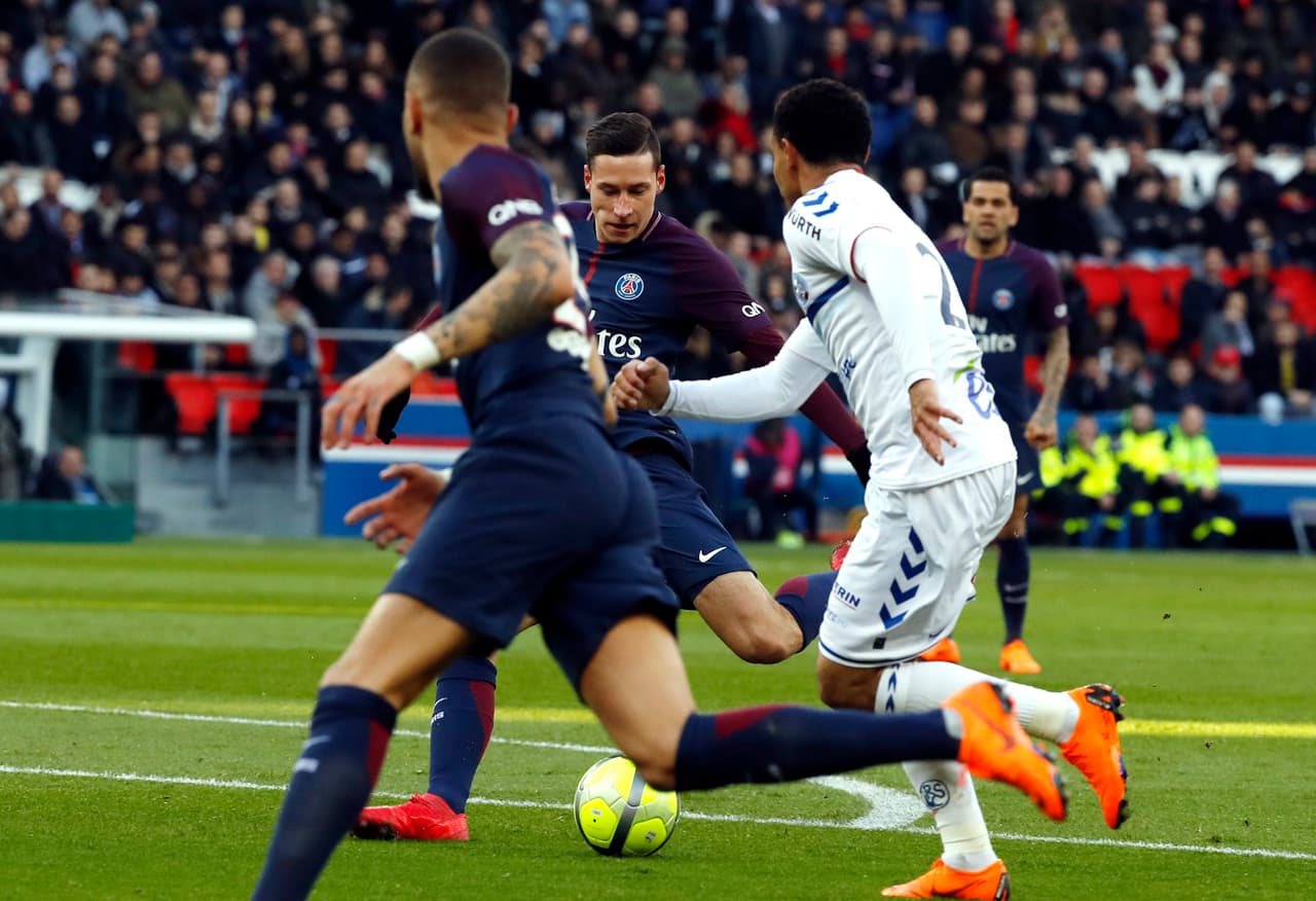 Los parisinos se llevaron un susto cuando Aholou abrió el marcador a los seis minutos para el Strasbourg, pero Draxler puso la igualdad al 10'.